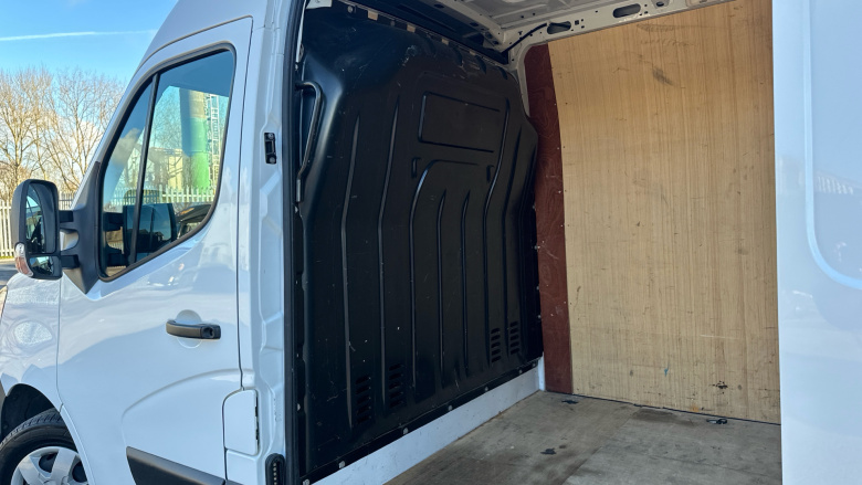 Renault Master Mwb Diesel Fwd MM35dCi 135 Business+ Medium Roof Van